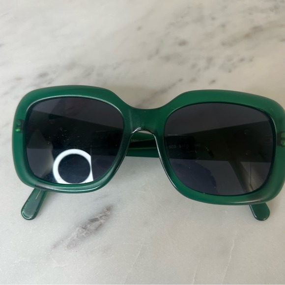 BVLGARI SUNGLASSES GREEN COLOR
GOLD CREST DETAIL ON THE SIDES main image 6